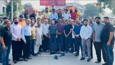 Photo of जलियांवाला बाग कांड के मुख्य आरोपी जनरल डायर को मौत के घाट उतारने वाले मुख्य नायक सरदार उधम सिंह जी की पुण्यतिथि पर उत्तरांचल पंजाबी महासभा जिला हरिद्वार द्वारा आज शहीद उधम सिंह चौक आर्य नगर पर उनकी प्रतिमा पर माल्यार्पण और पुष्प अर्पित कर भावभीनी श्रद्धांजलि दी गई।
