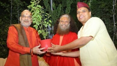 Photo of परमार्थ निकेतन के अध्यक्ष स्वामी चिदानन्द सरस्वती जी और केन्द्रीय गृह एवं सहकारिता मंत्री श्री अमित शाह जी की हुई भेंटवार्ता*